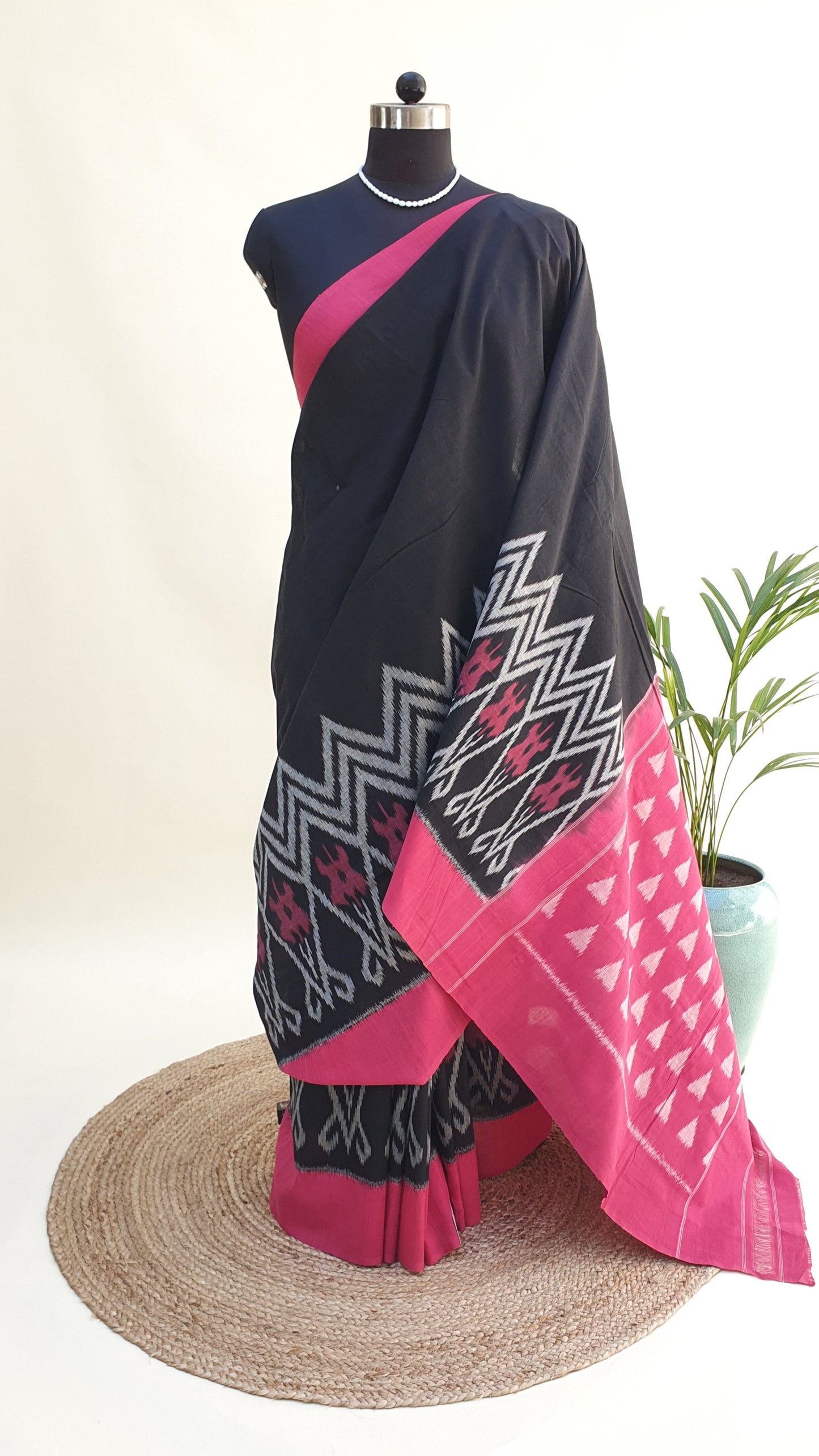 Black & Magenta Hand Woven Pochampalli Ikkat Saree PPHW-0002