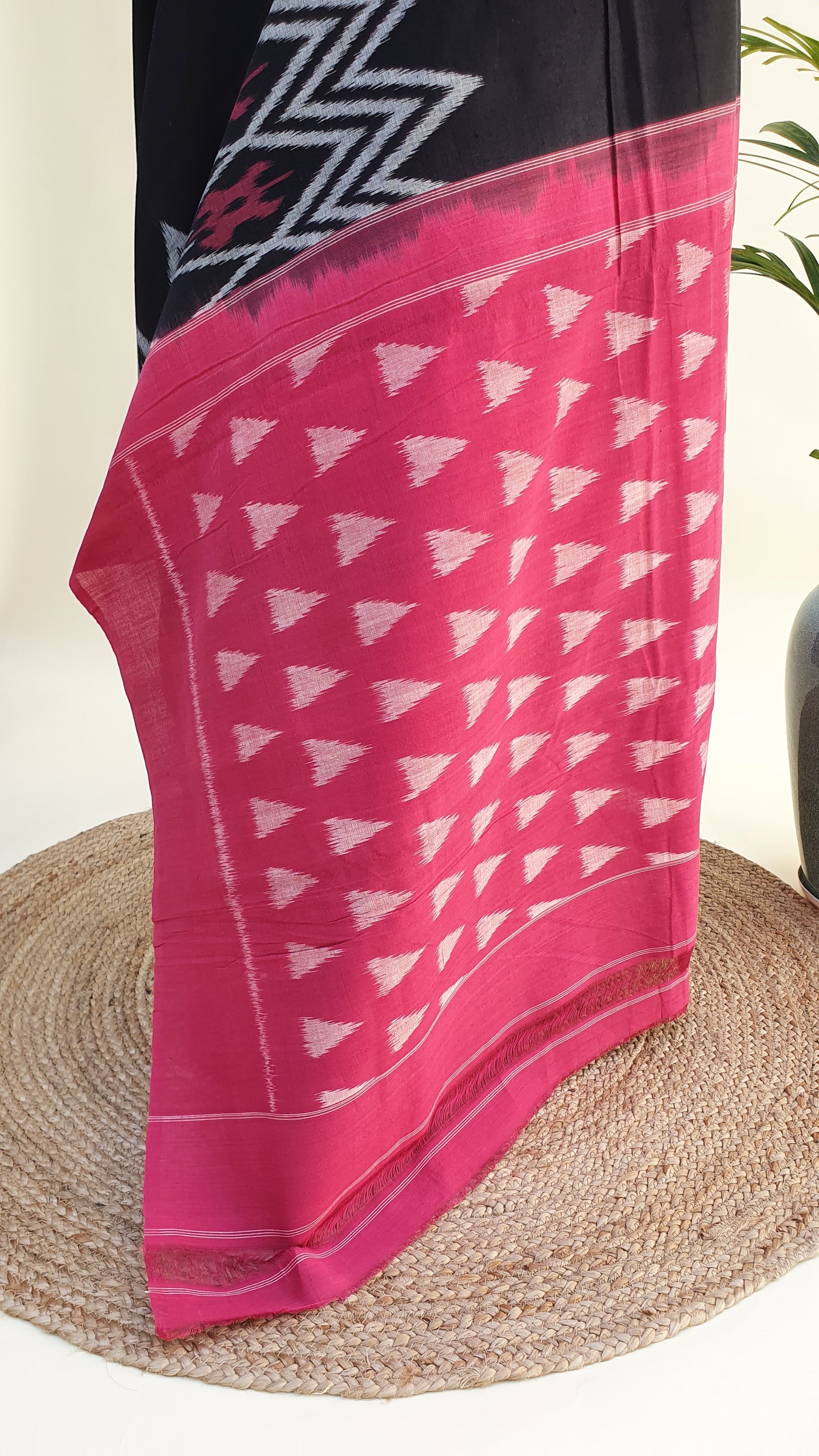 Black & Magenta Hand Woven Pochampalli Ikkat Saree PPHW-0002