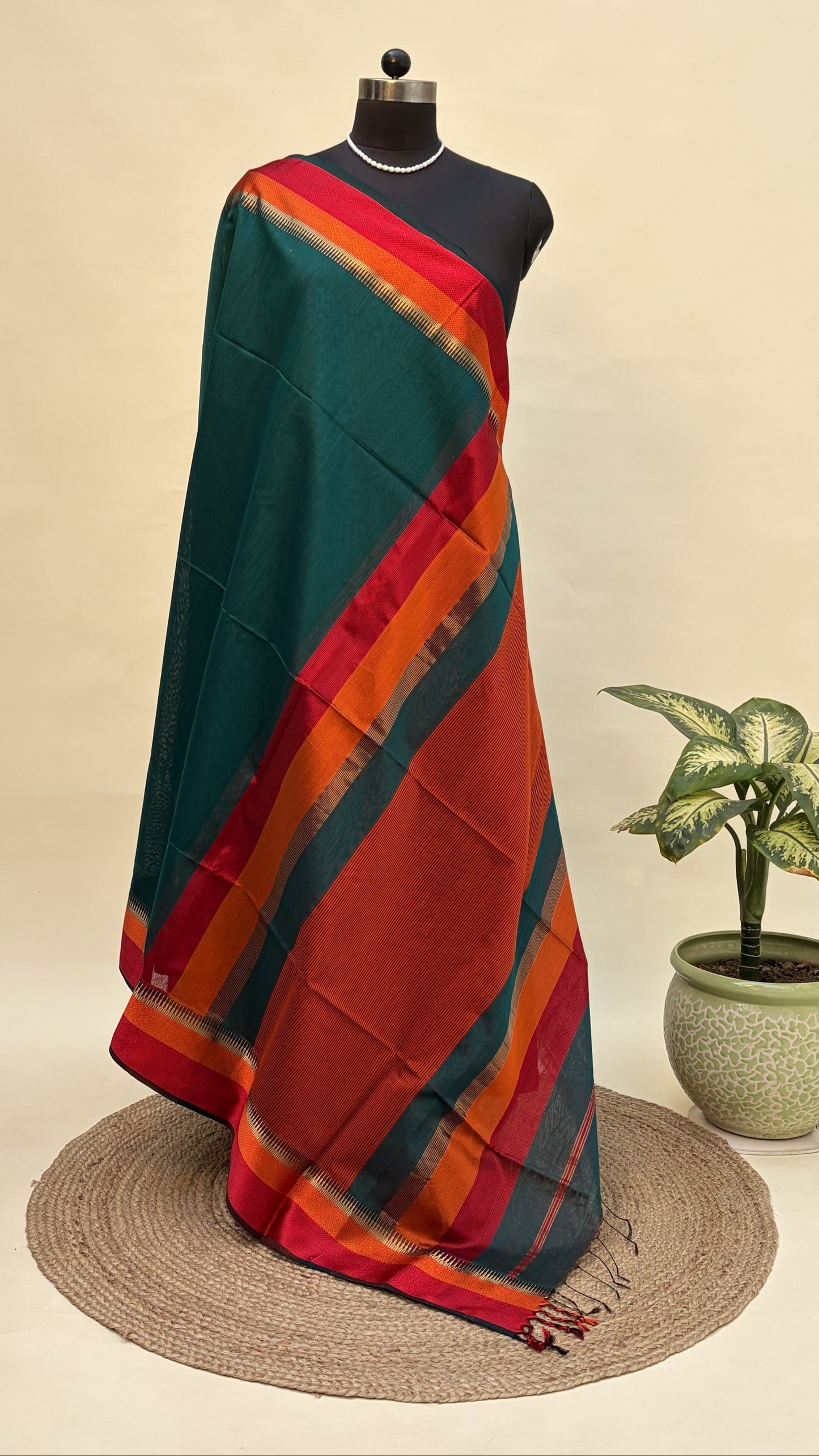 Nīlavī Maheshwari Saree